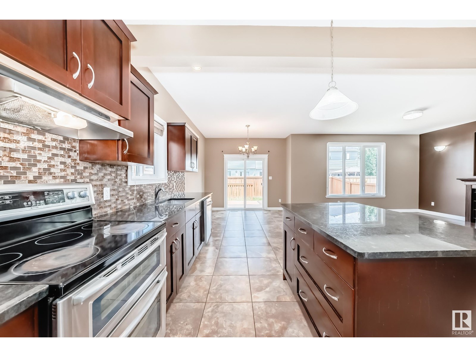 Photo 11 of 15143 32 St Nw, Edmonton AB