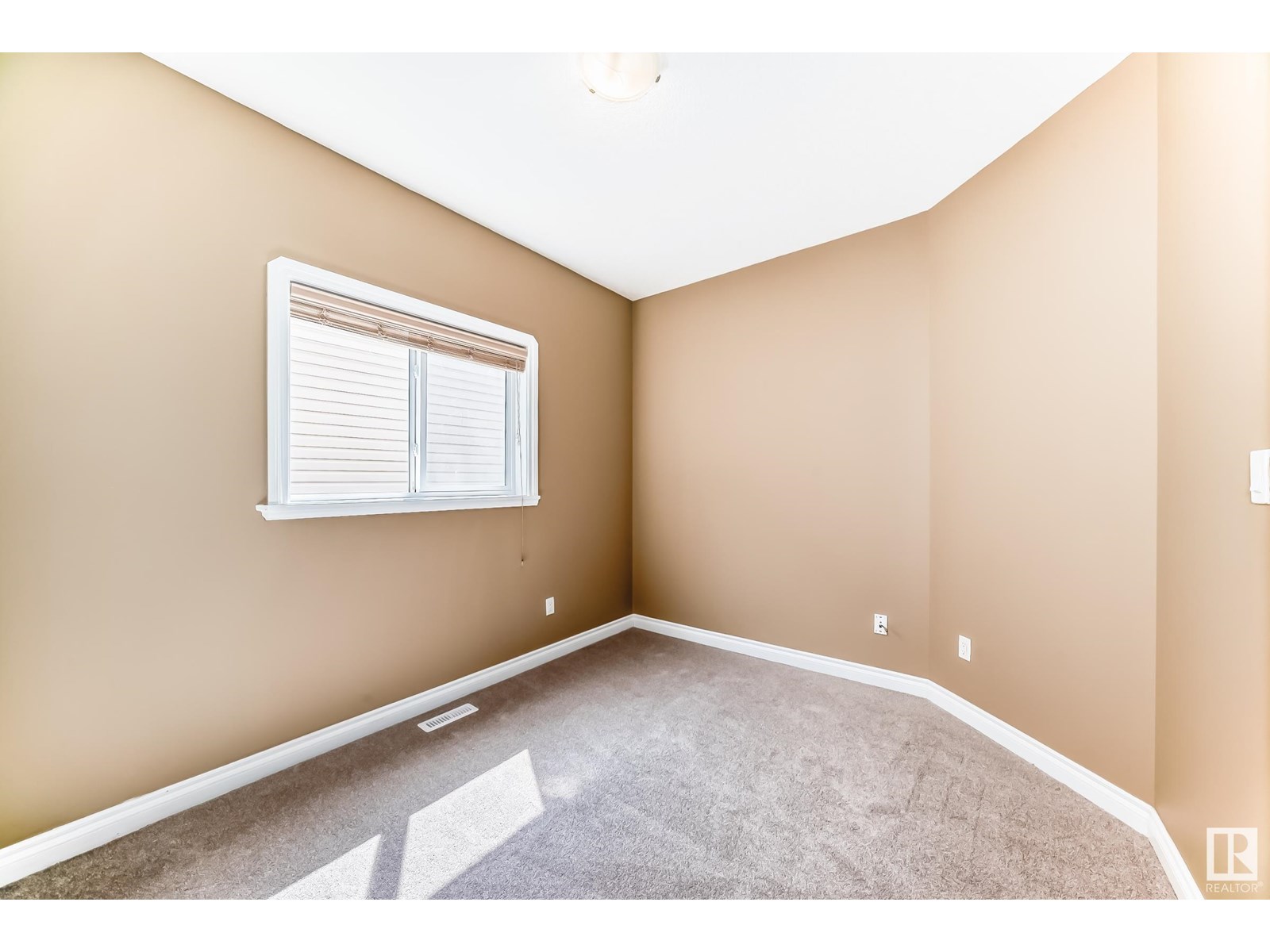 Photo 43 of 15143 32 St Nw, Edmonton AB