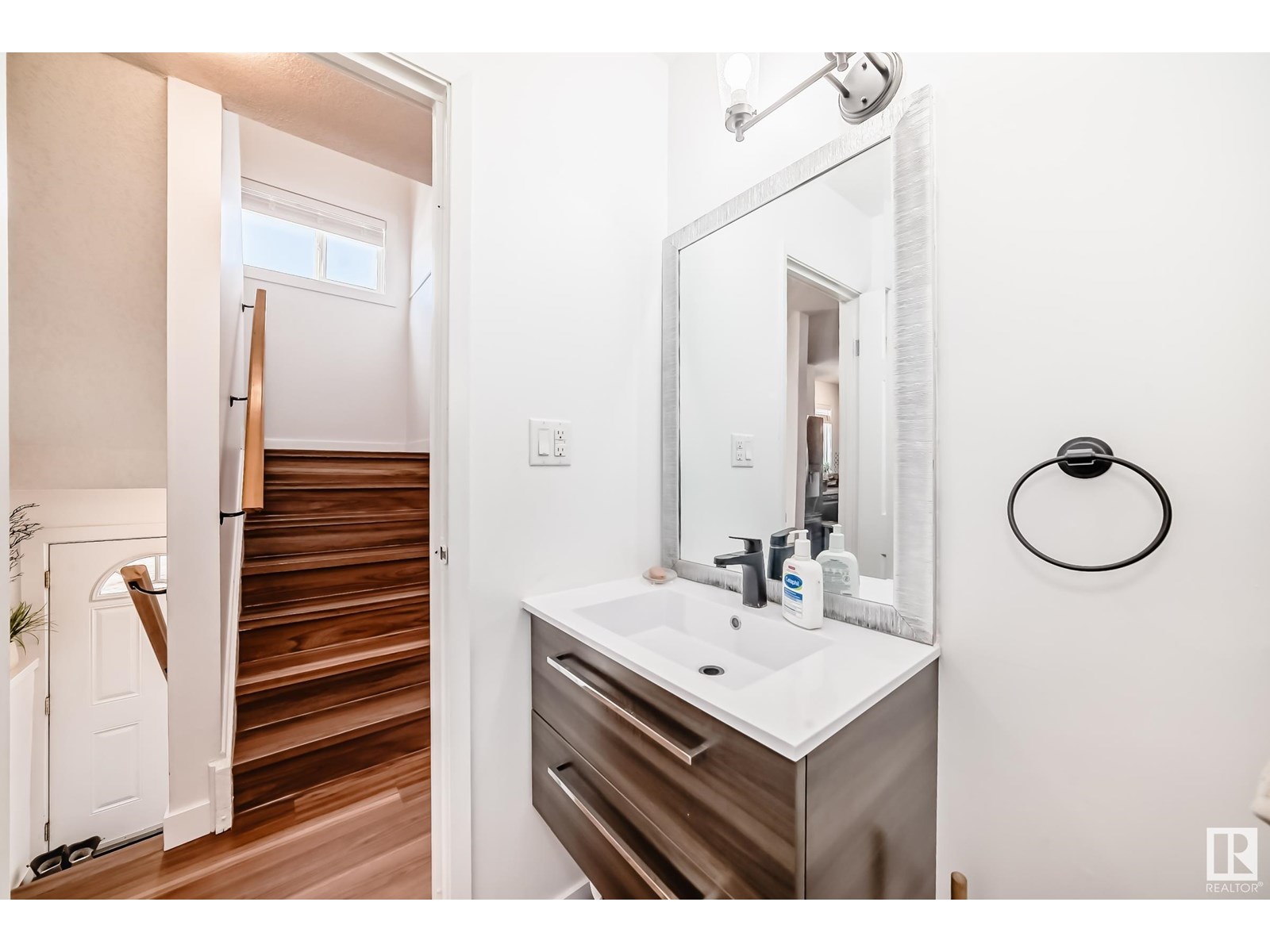 Photo 13 of 5507 144 A Av Nw, Edmonton AB