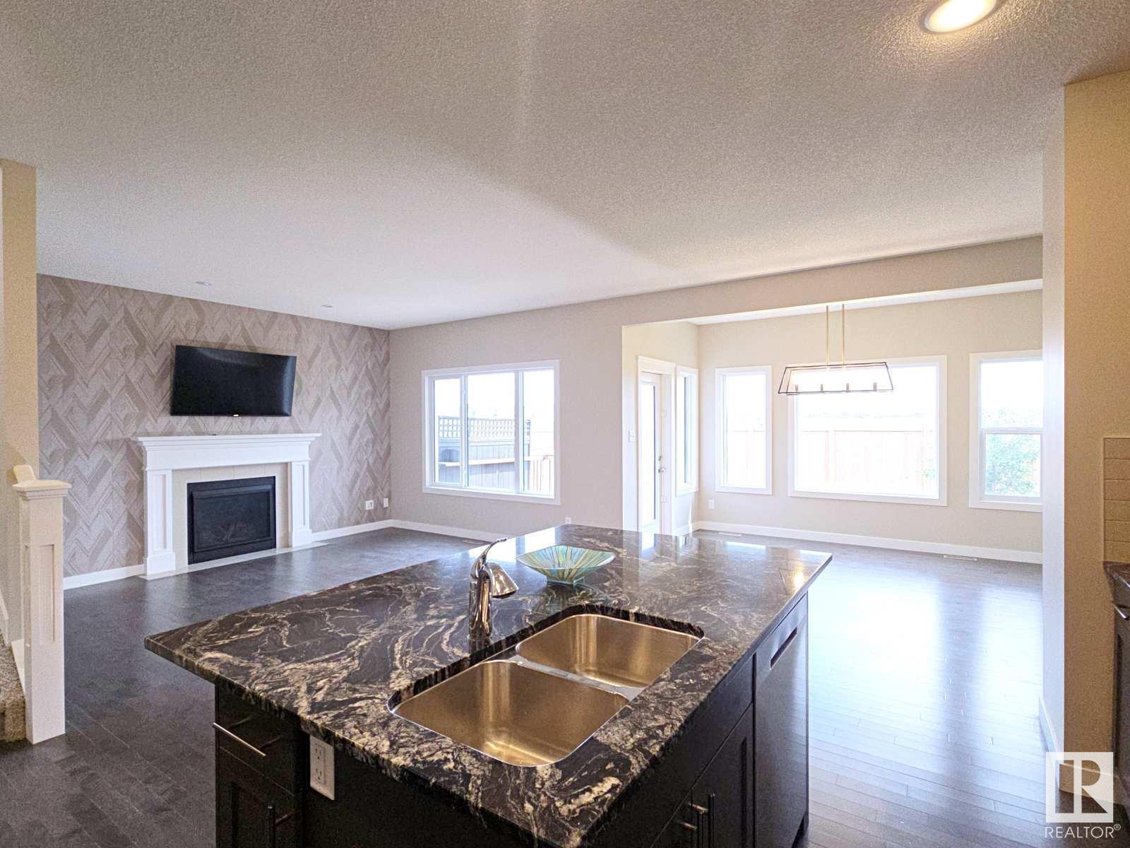 Photo 10 of 16707 18 Av Sw, Edmonton AB