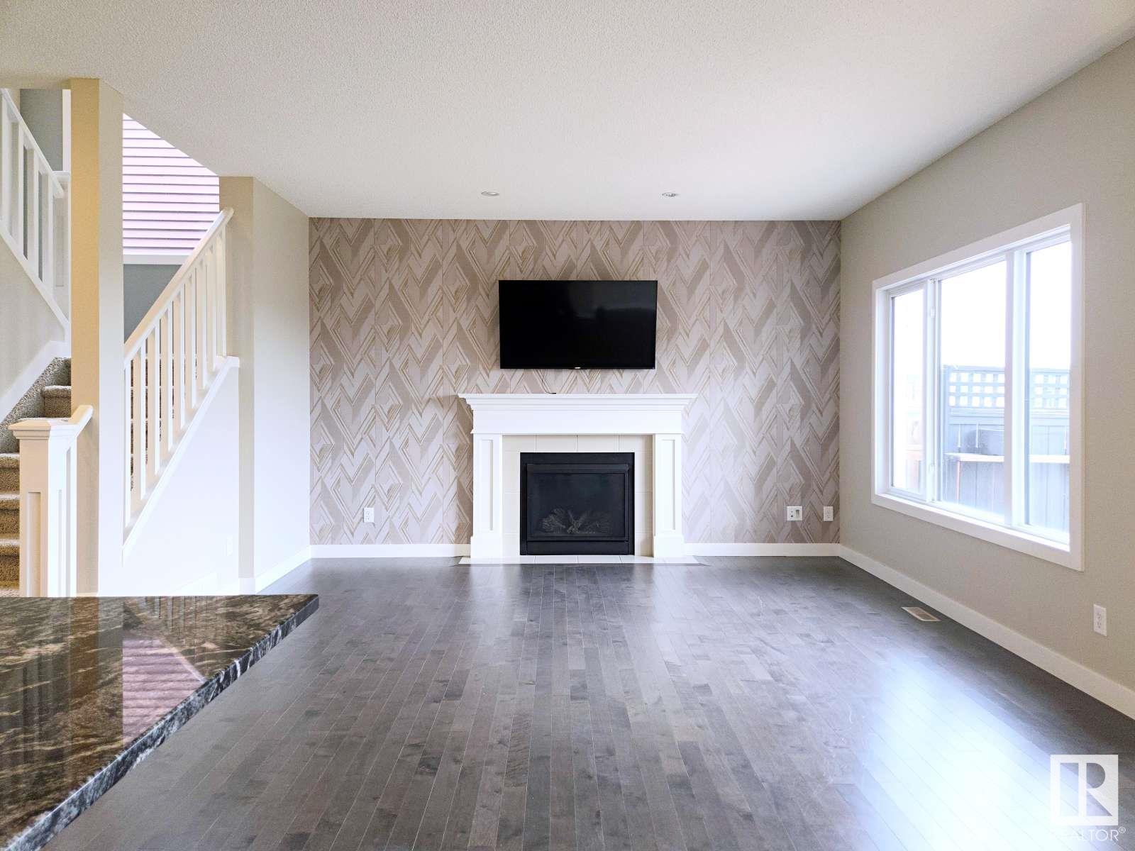 Photo 3 of 16707 18 Av Sw, Edmonton AB