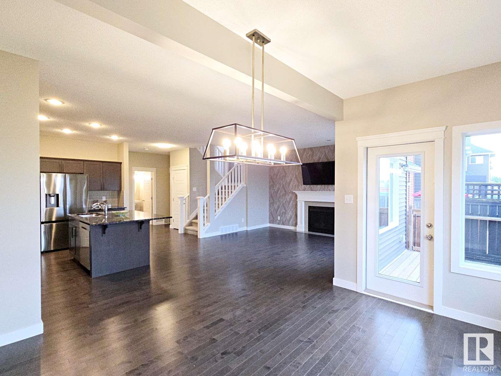 Photo 7 of 16707 18 Av Sw, Edmonton AB