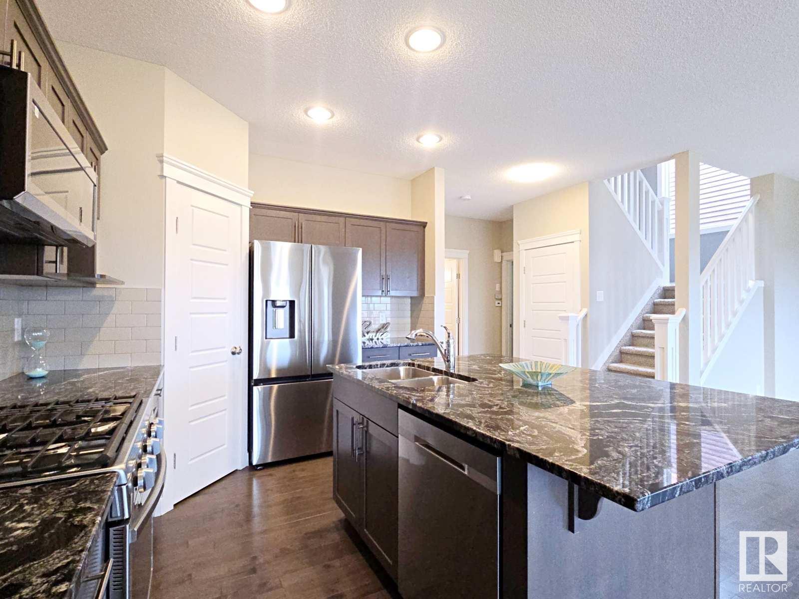 Photo 9 of 16707 18 Av Sw, Edmonton AB