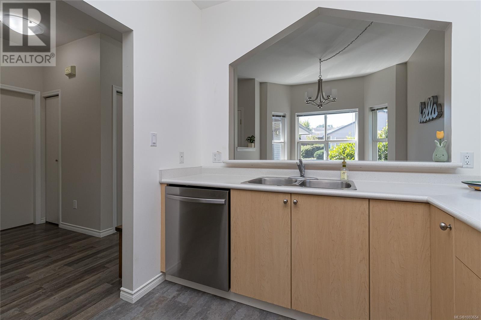 3 3633 Cedar Hill Rd, Saanich