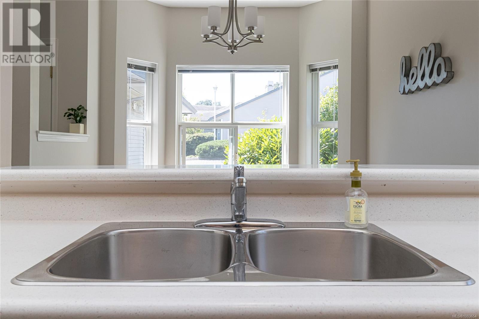 3 3633 Cedar Hill Rd, Saanich