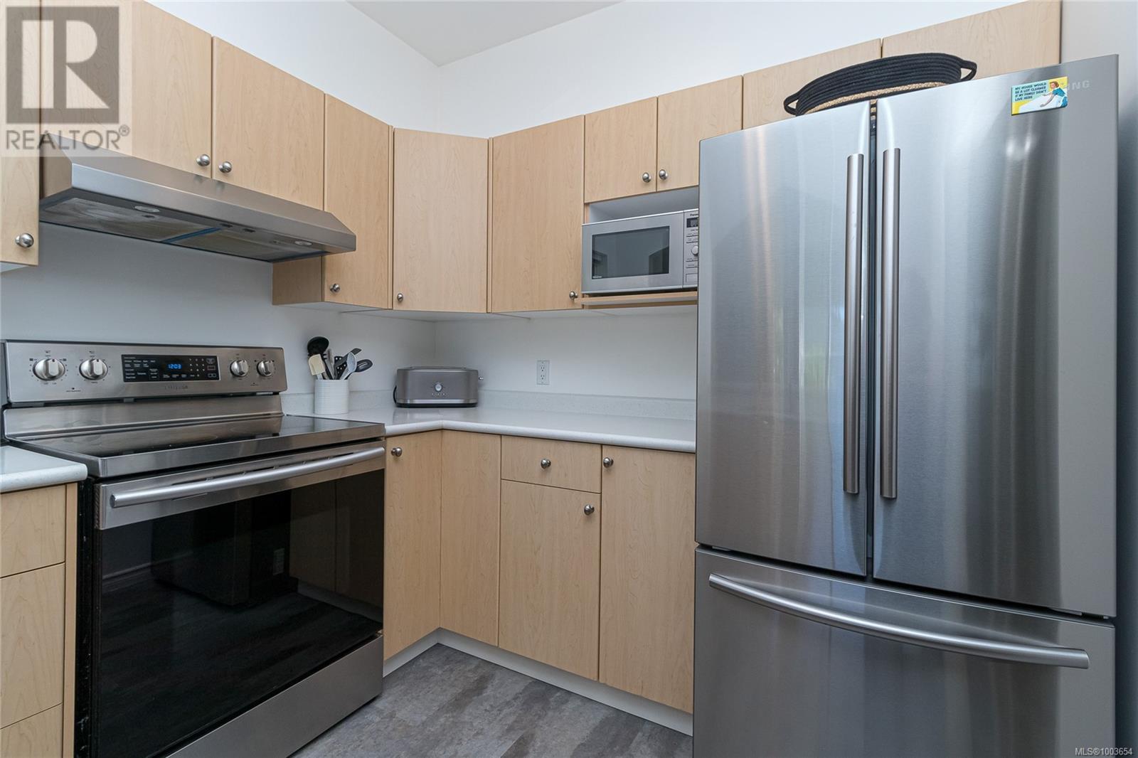 3 3633 Cedar Hill Rd, Saanich