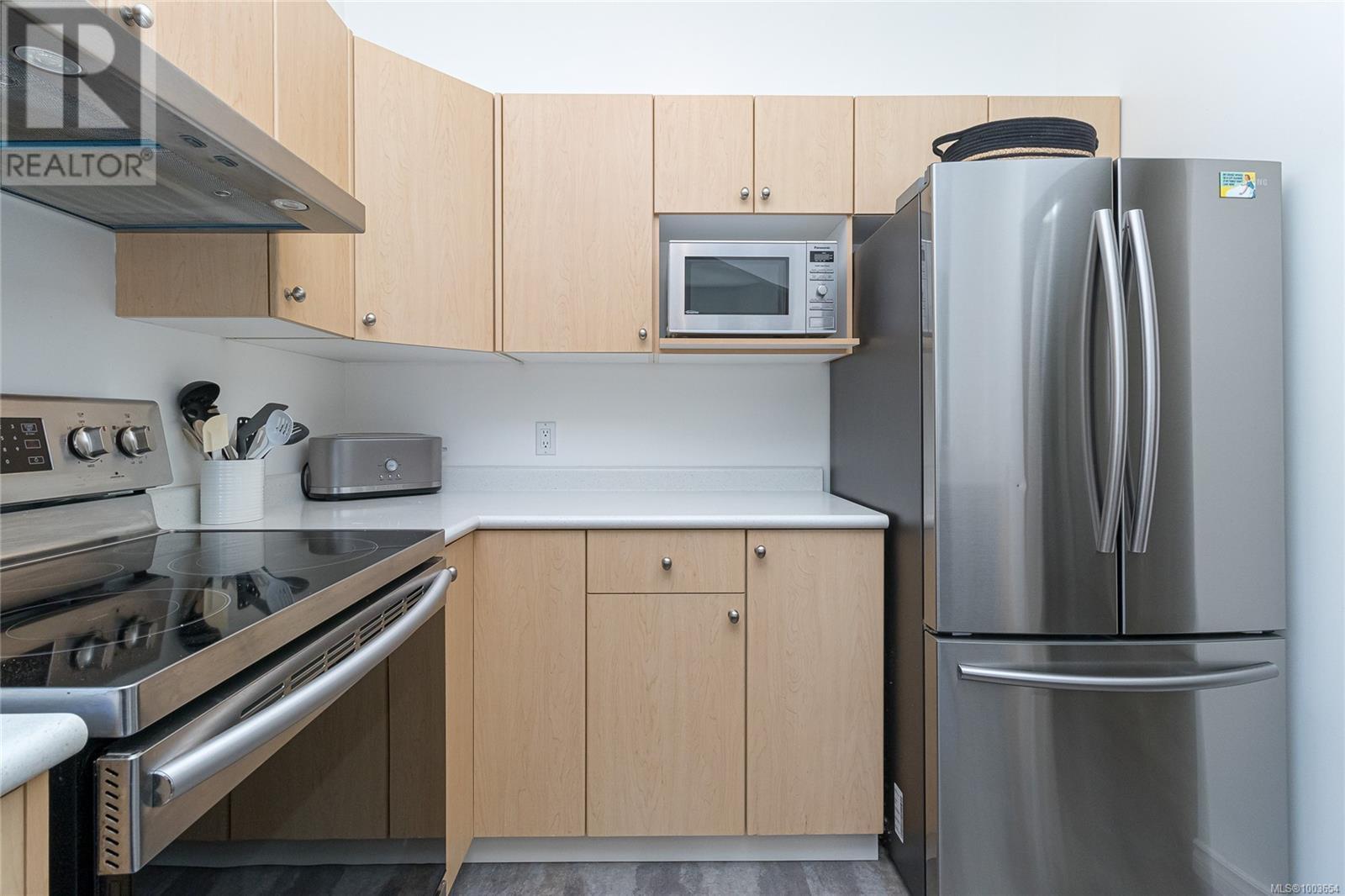 3 3633 Cedar Hill Rd, Saanich