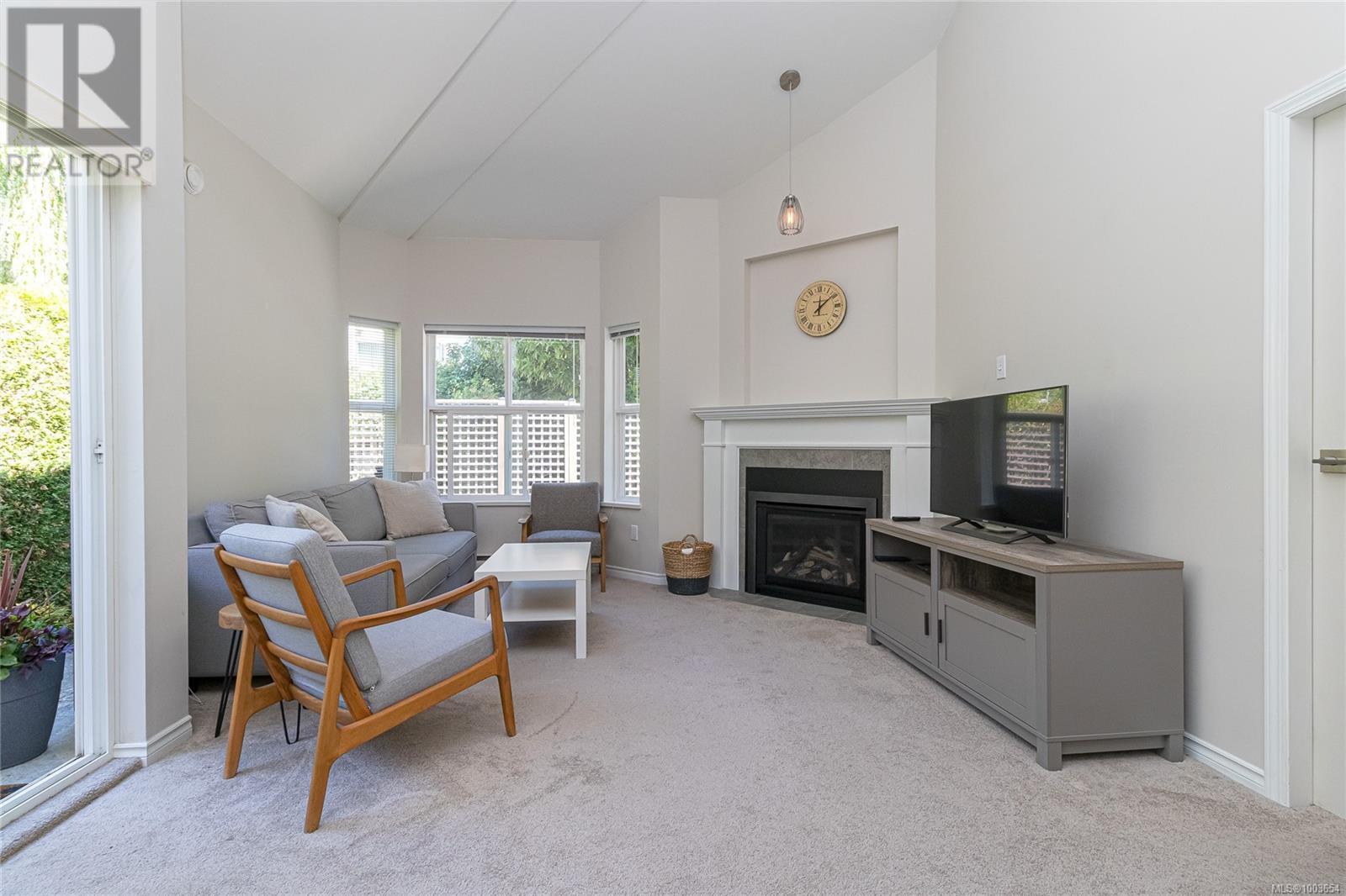3 3633 Cedar Hill Rd, Saanich