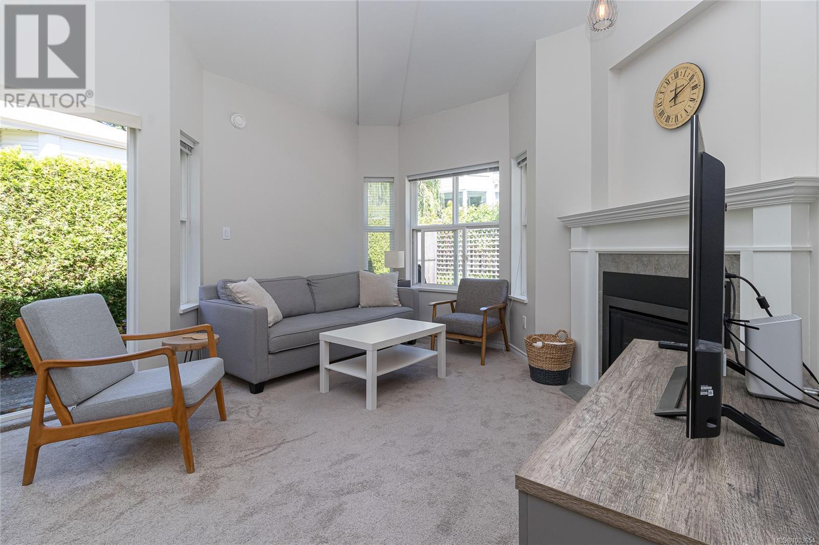 3 3633 Cedar Hill Rd, Saanich