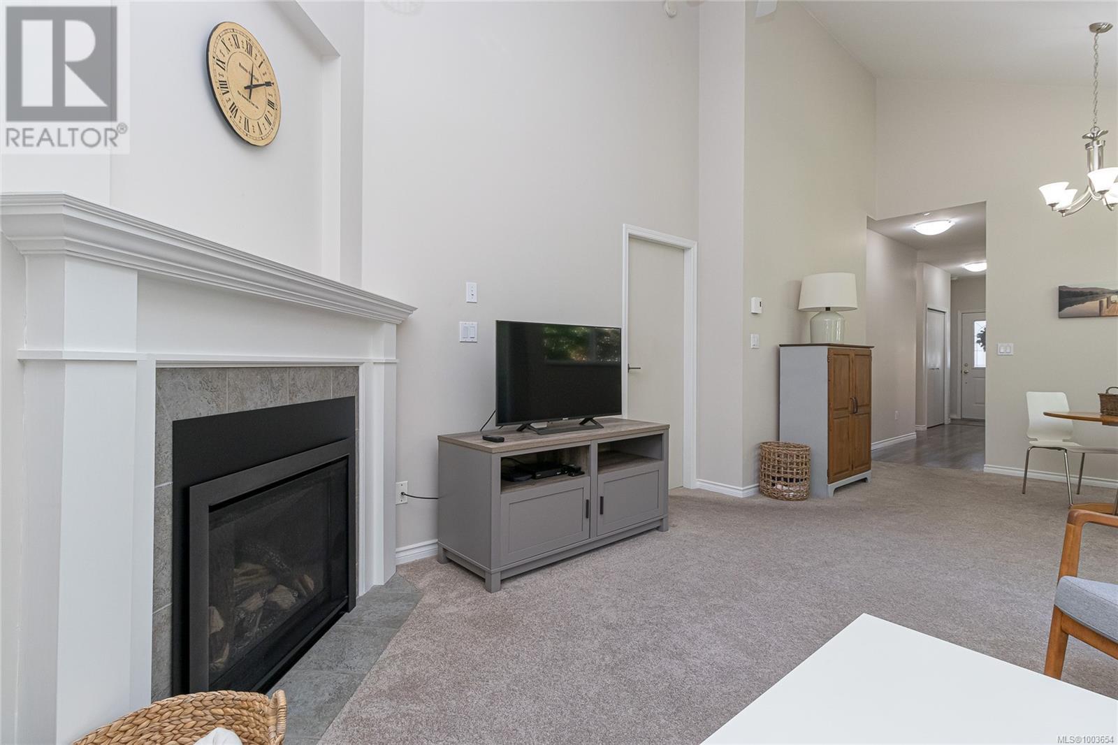 3 3633 Cedar Hill Rd, Saanich