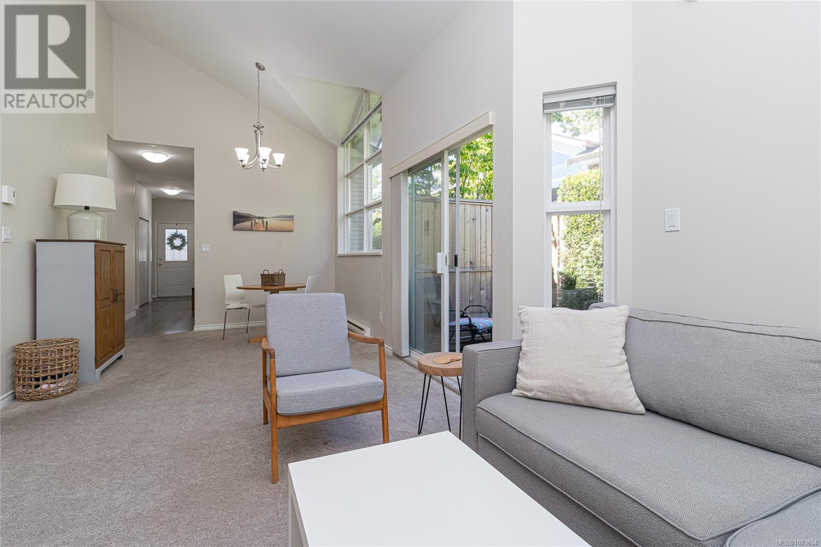 3 3633 Cedar Hill Rd, Saanich