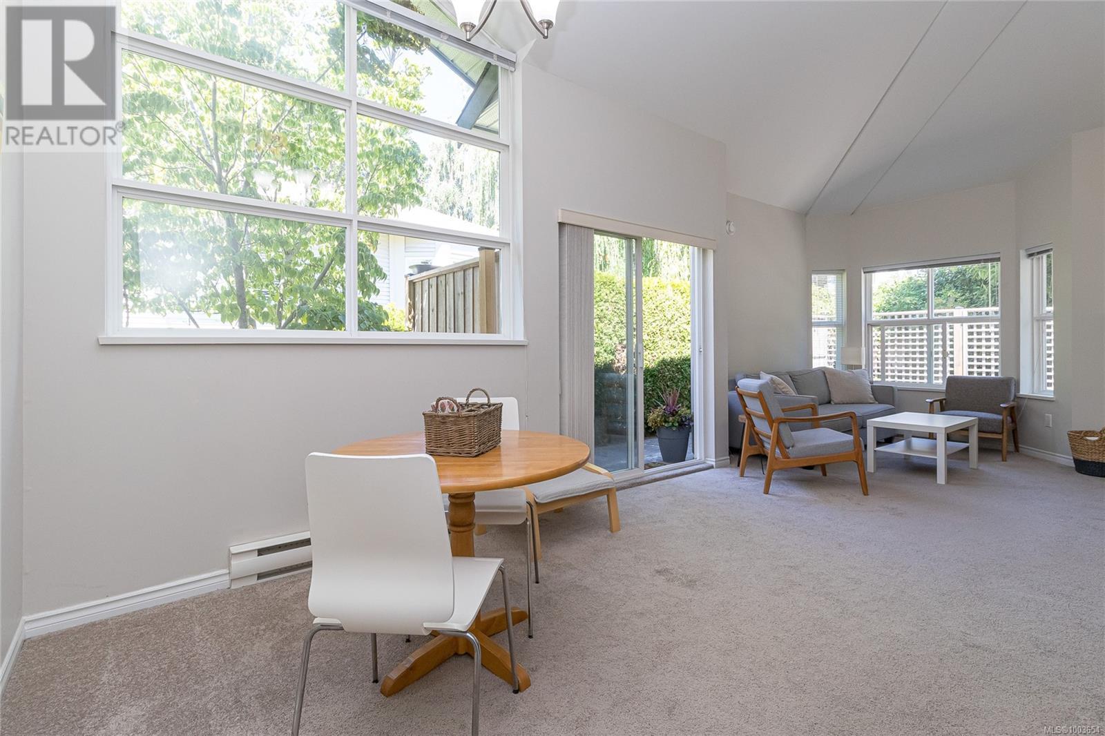 3 3633 Cedar Hill Rd, Saanich