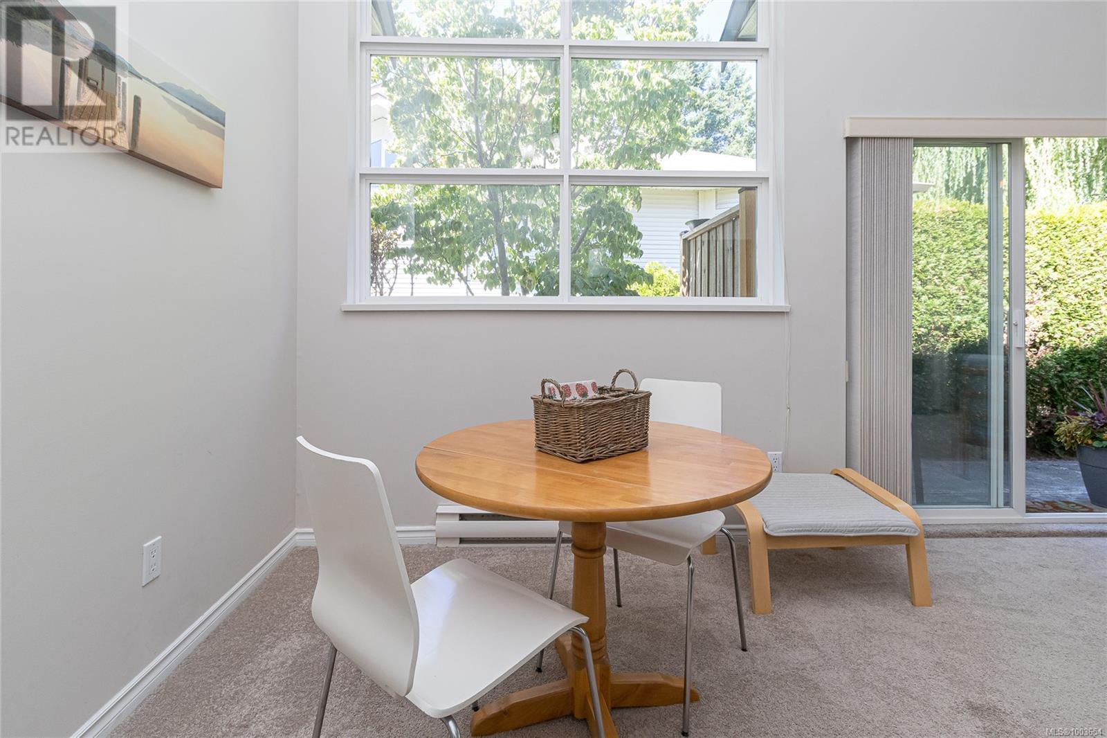 3 3633 Cedar Hill Rd, Saanich