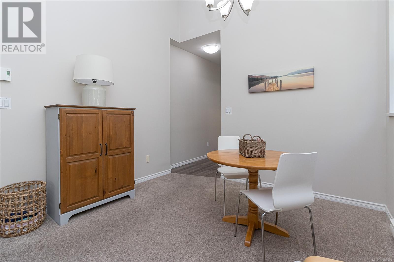 3 3633 Cedar Hill Rd, Saanich