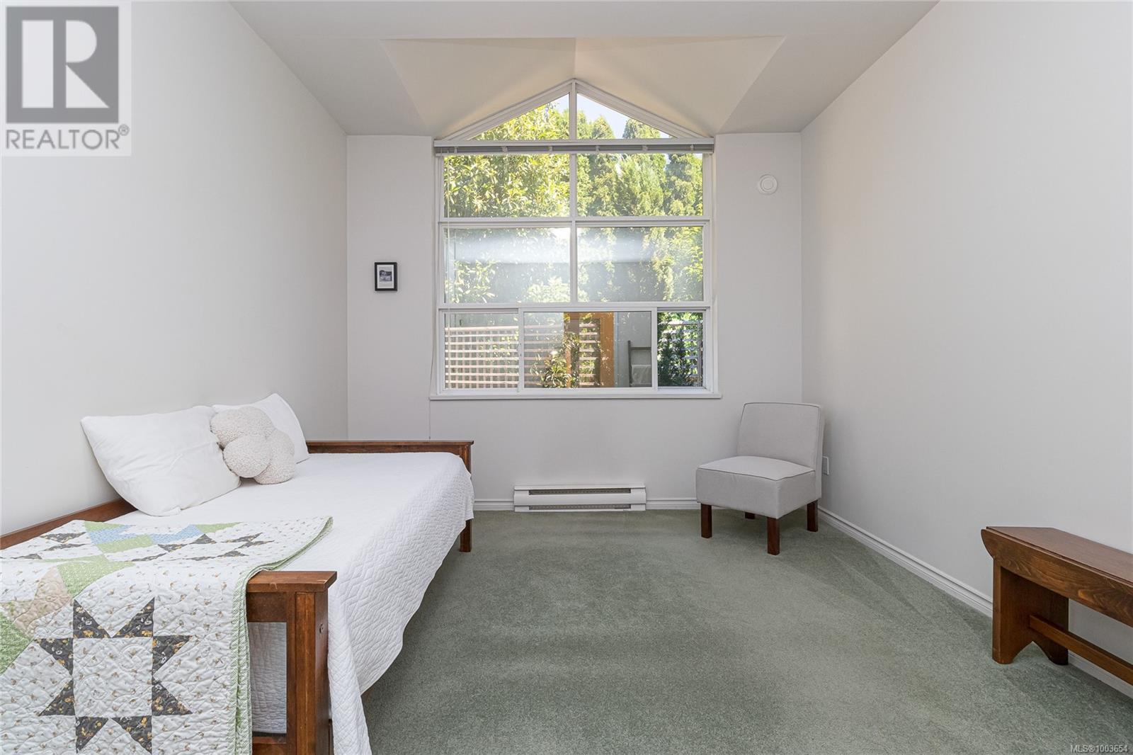 3 3633 Cedar Hill Rd, Saanich
