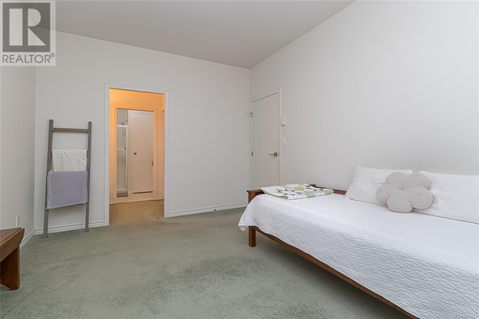 3 3633 Cedar Hill Rd, Saanich