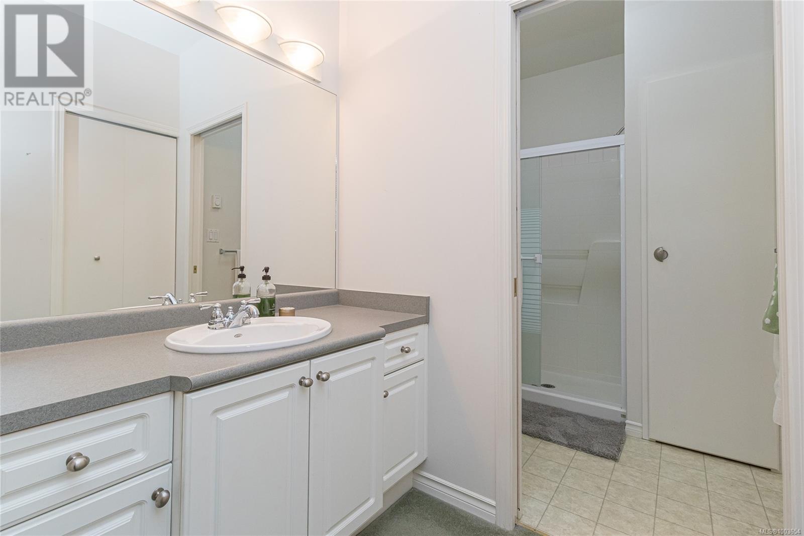 3 3633 Cedar Hill Rd, Saanich