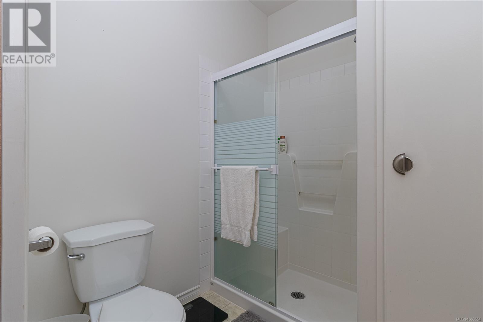 3 3633 Cedar Hill Rd, Saanich