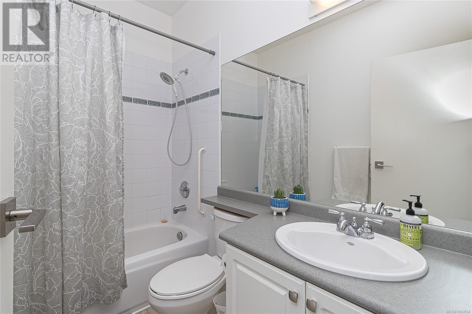 3 3633 Cedar Hill Rd, Saanich