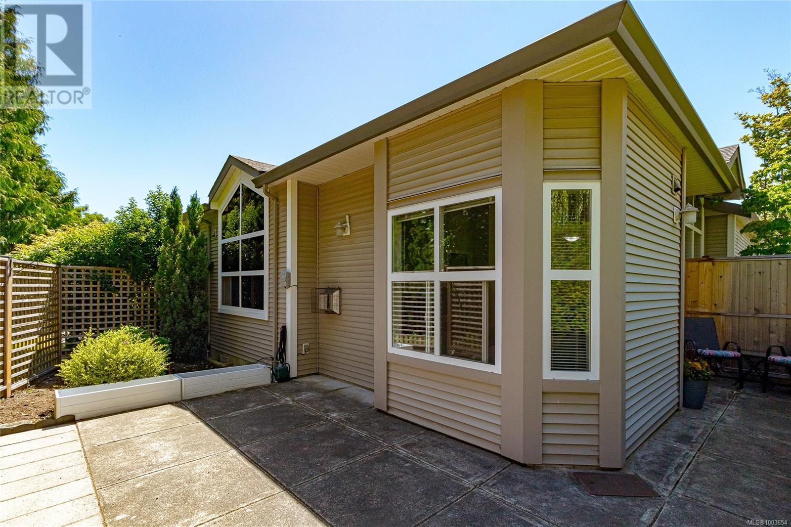 3 3633 Cedar Hill Rd, Saanich