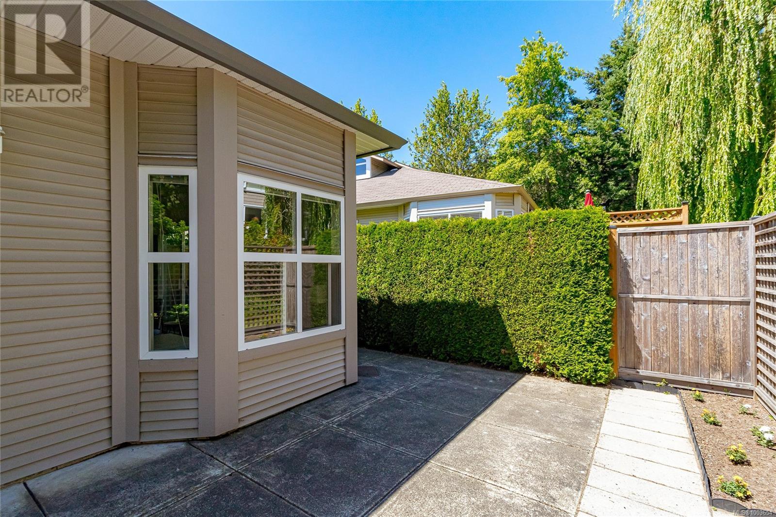 3 3633 Cedar Hill Rd, Saanich