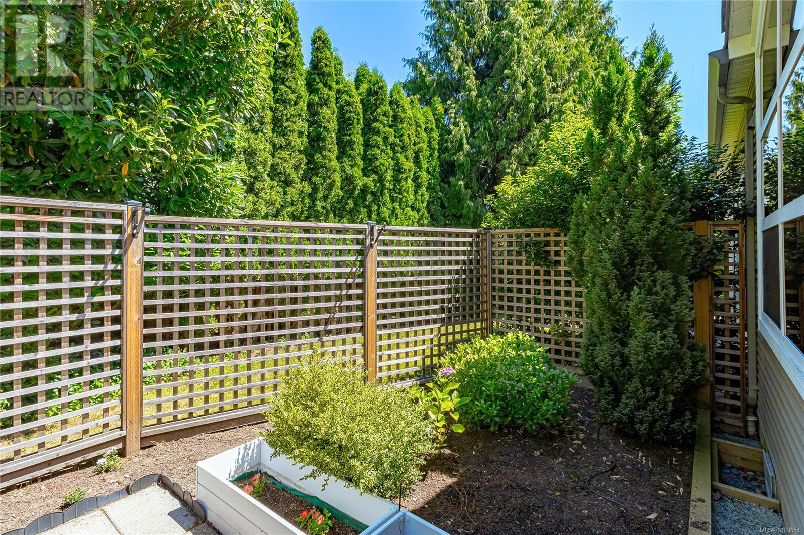 3 3633 Cedar Hill Rd, Saanich