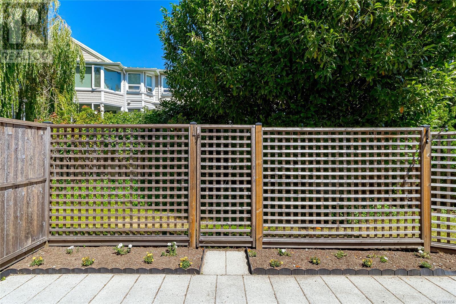 3 3633 Cedar Hill Rd, Saanich