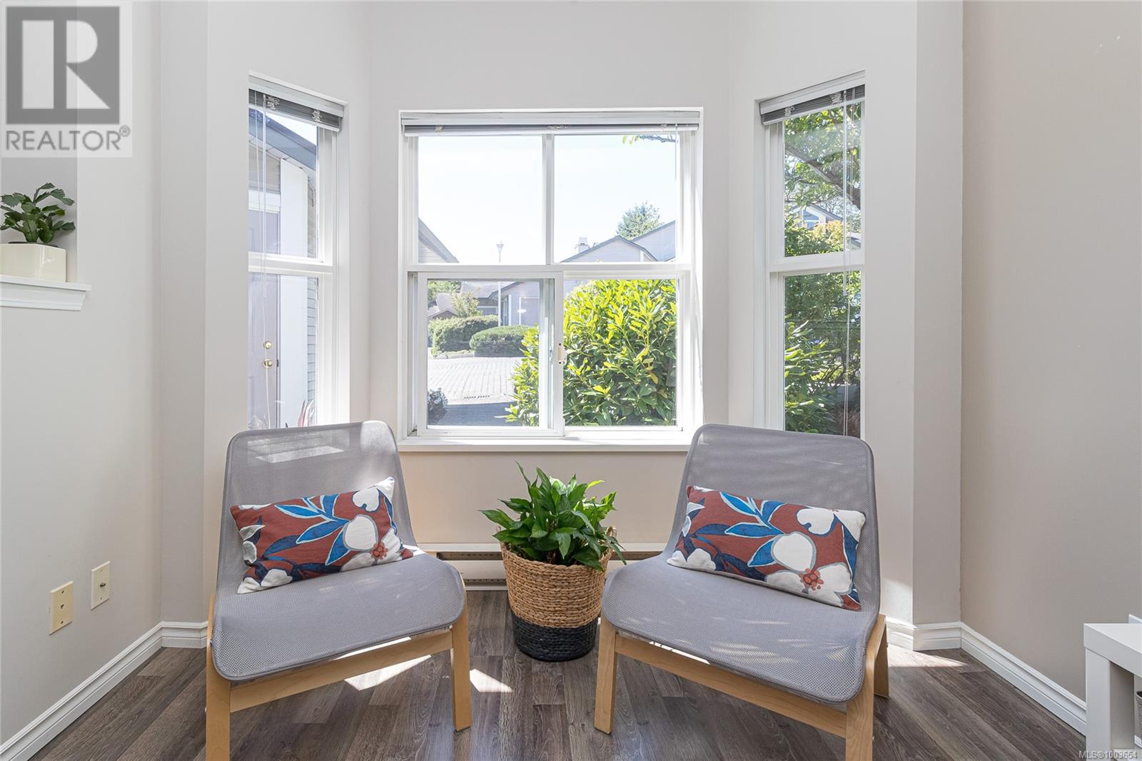 3 3633 Cedar Hill Rd, Saanich