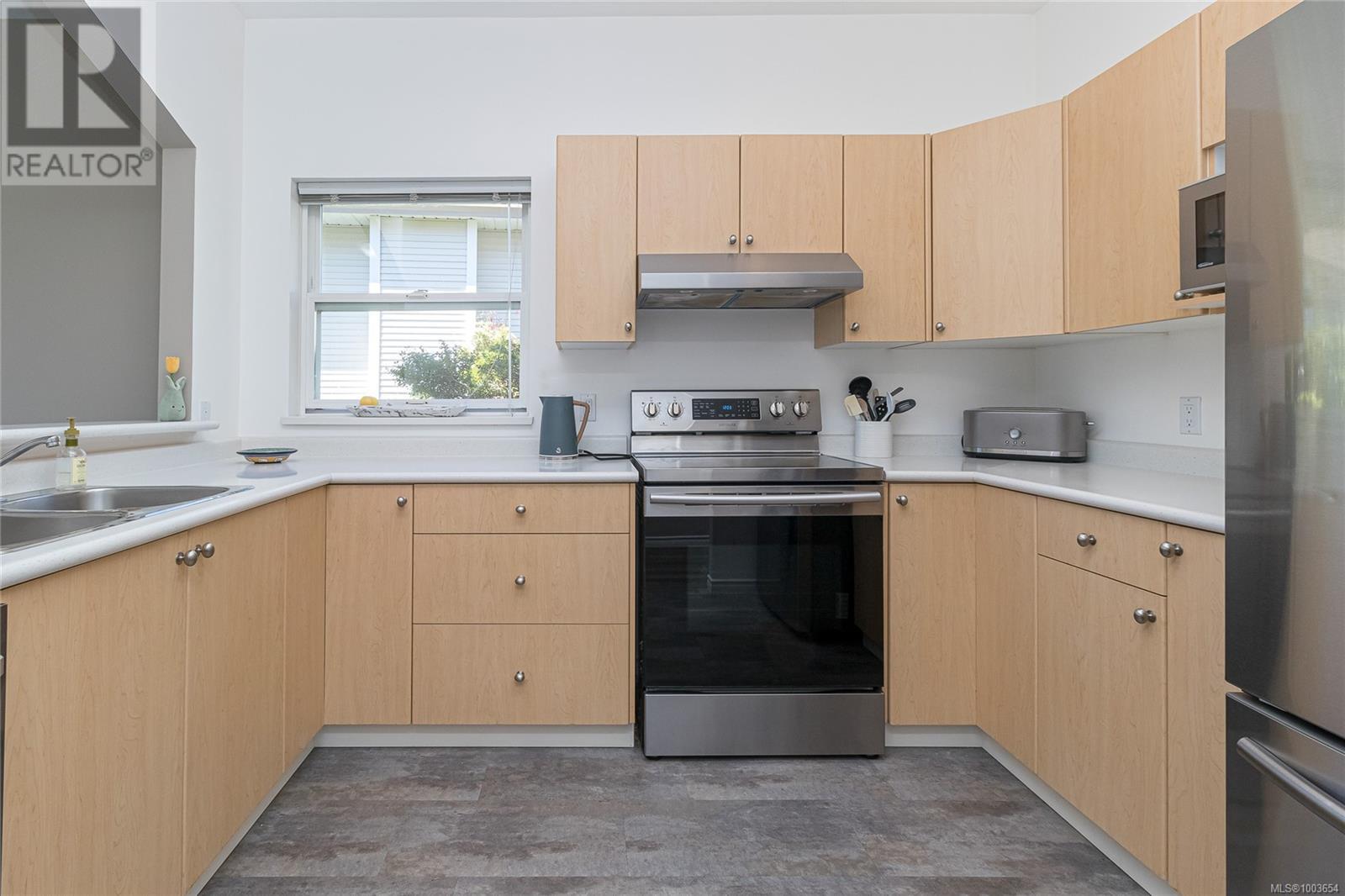 3 3633 Cedar Hill Rd, Saanich