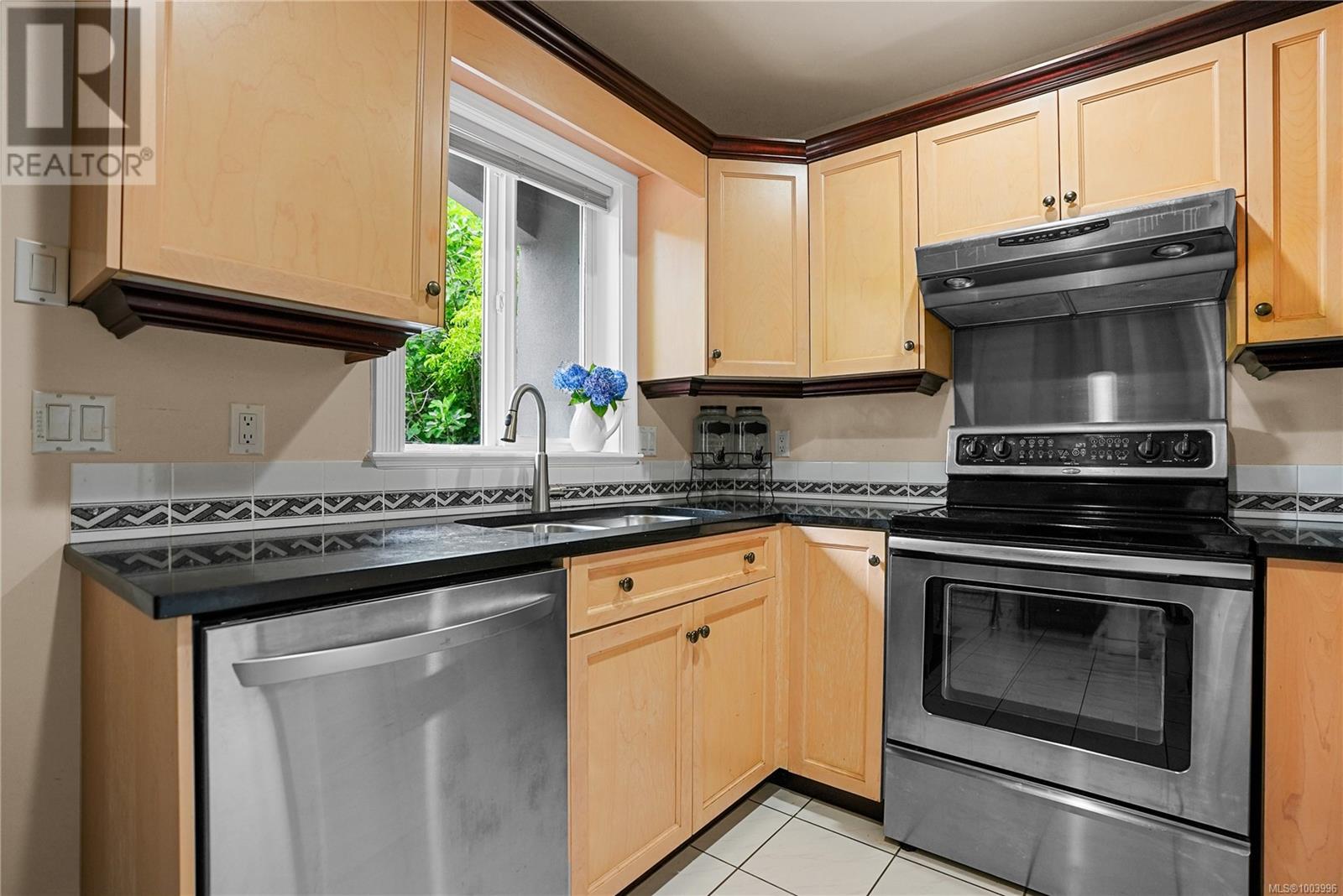 Photo 11 of 4638 Boulderwood Dr, Saanich BC