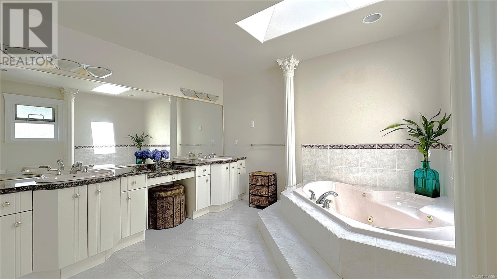 Photo 24 of 4638 Boulderwood Dr, Saanich BC