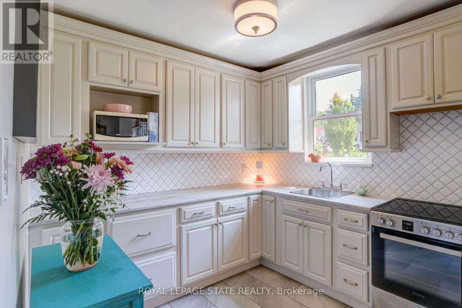 Photo 14 of 90 Arcade Crescent, Hamilton ON