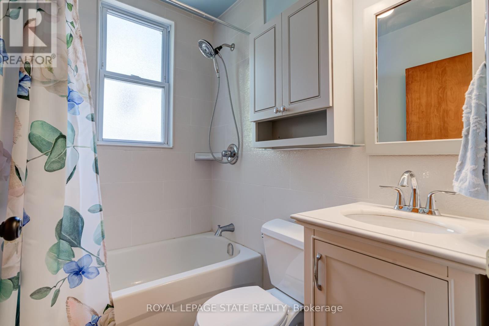 Photo 12 of 90 Arcade Crescent, Hamilton ON
