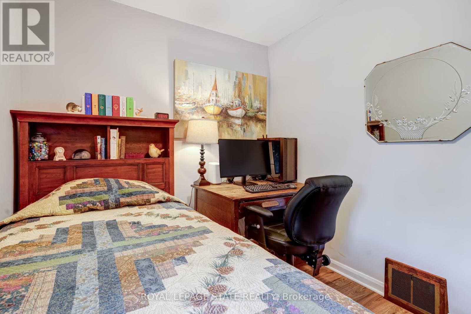 Photo 18 of 90 Arcade Crescent, Hamilton ON