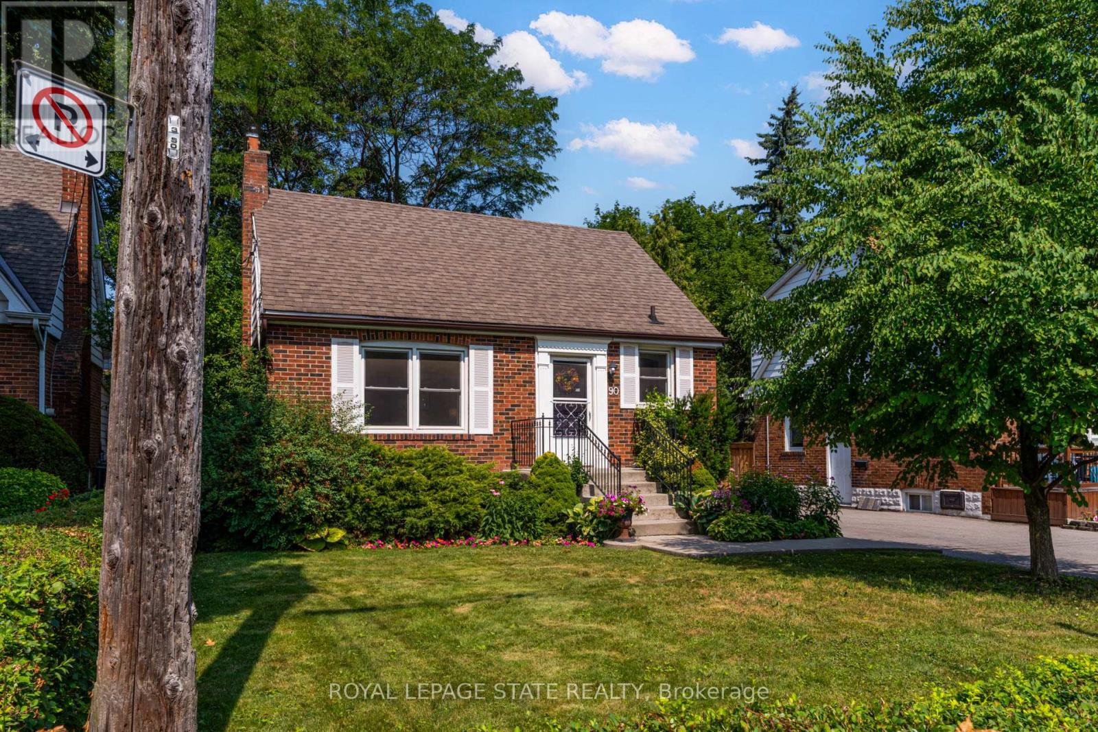 Photo 2 of 90 Arcade Crescent, Hamilton ON