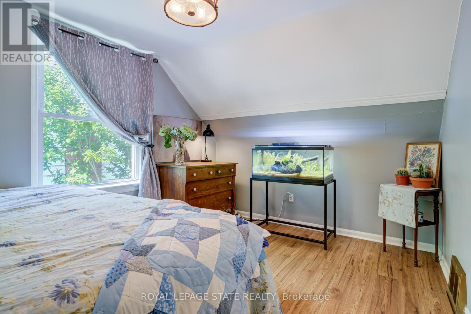 Photo 20 of 90 Arcade Crescent, Hamilton ON