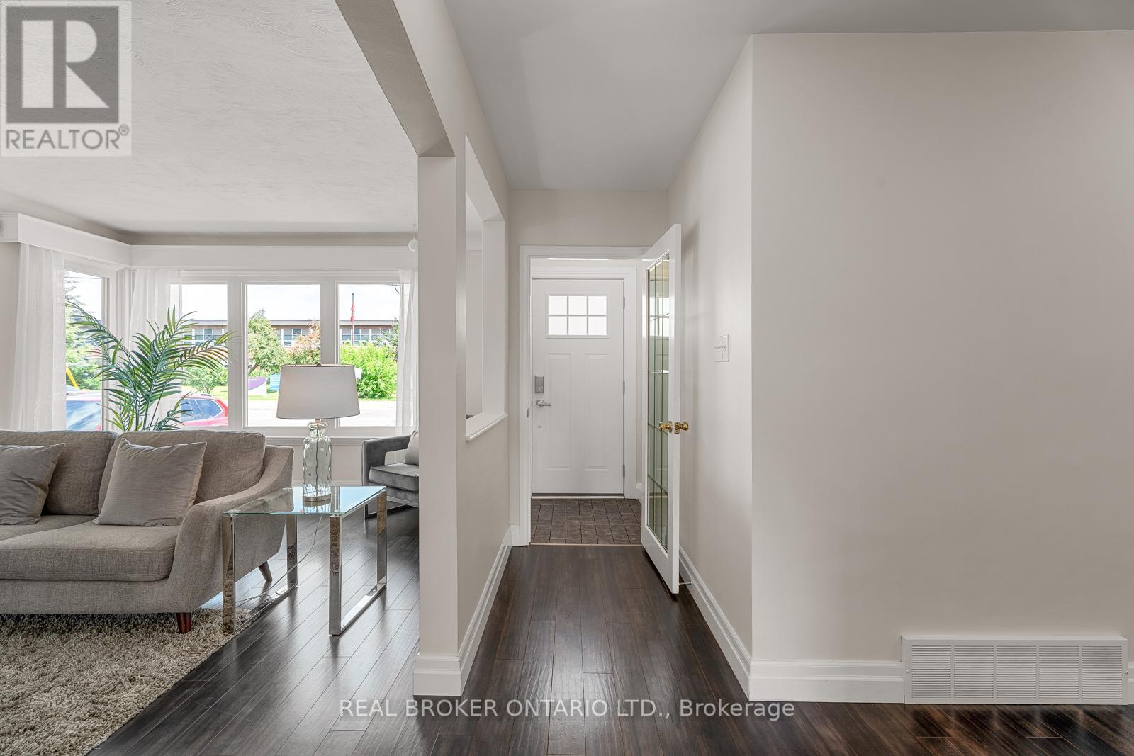 Photo 10 of 752 Smyth Road, Ottawa ON