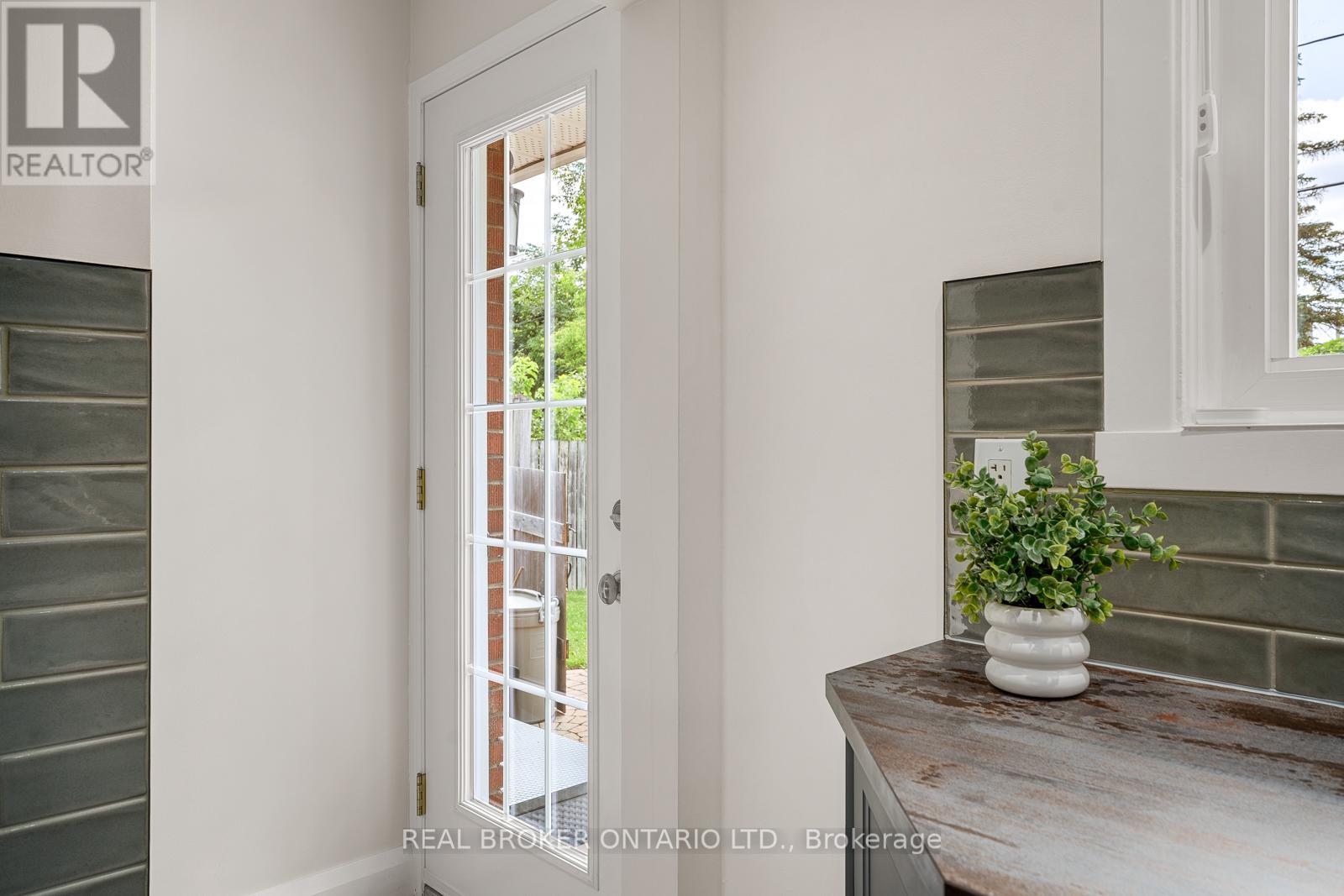Photo 25 of 752 Smyth Road, Ottawa ON