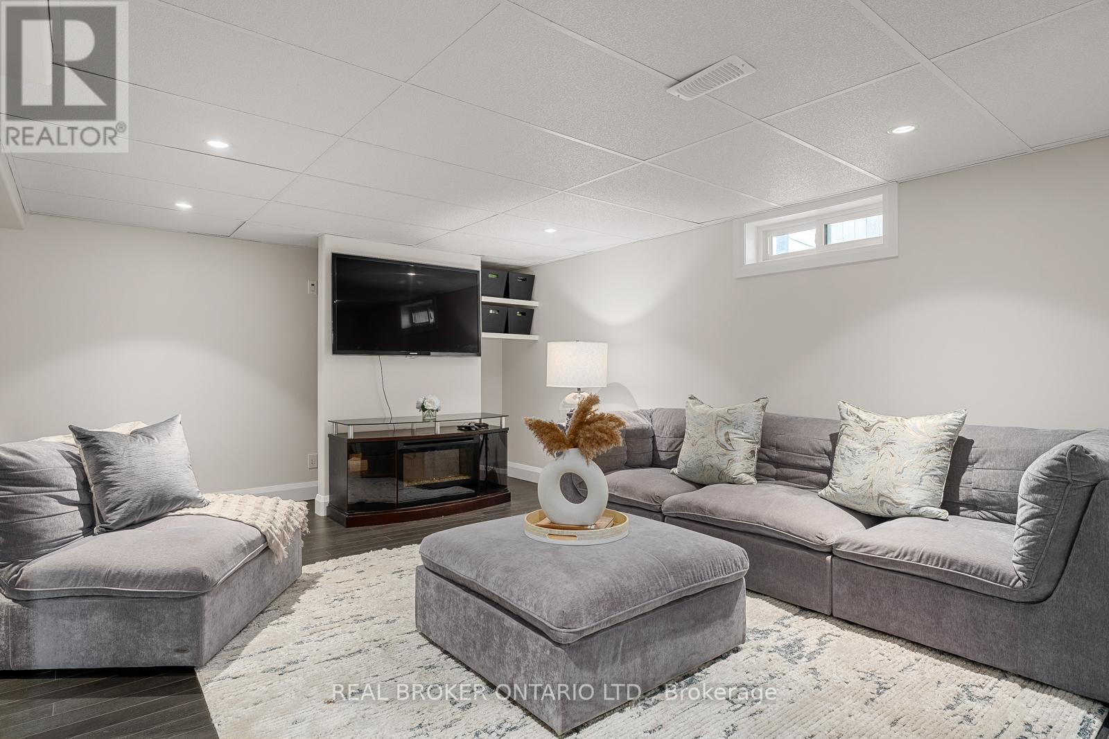 Photo 32 of 752 Smyth Road, Ottawa ON