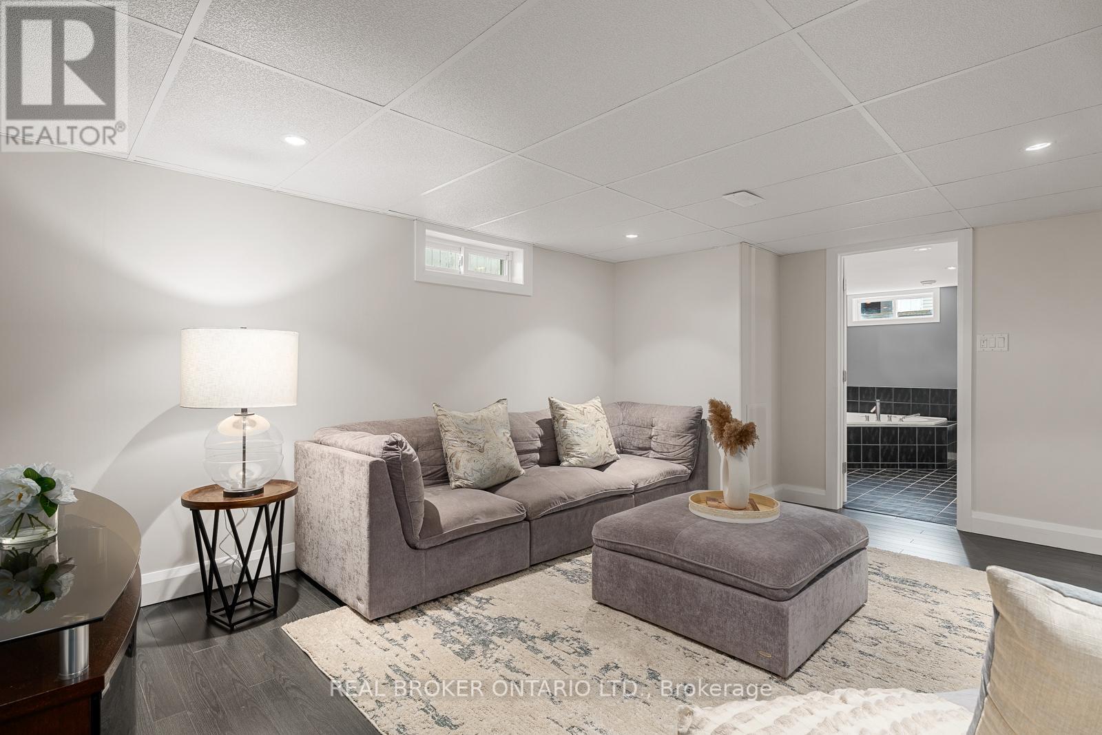 Photo 33 of 752 Smyth Road, Ottawa ON