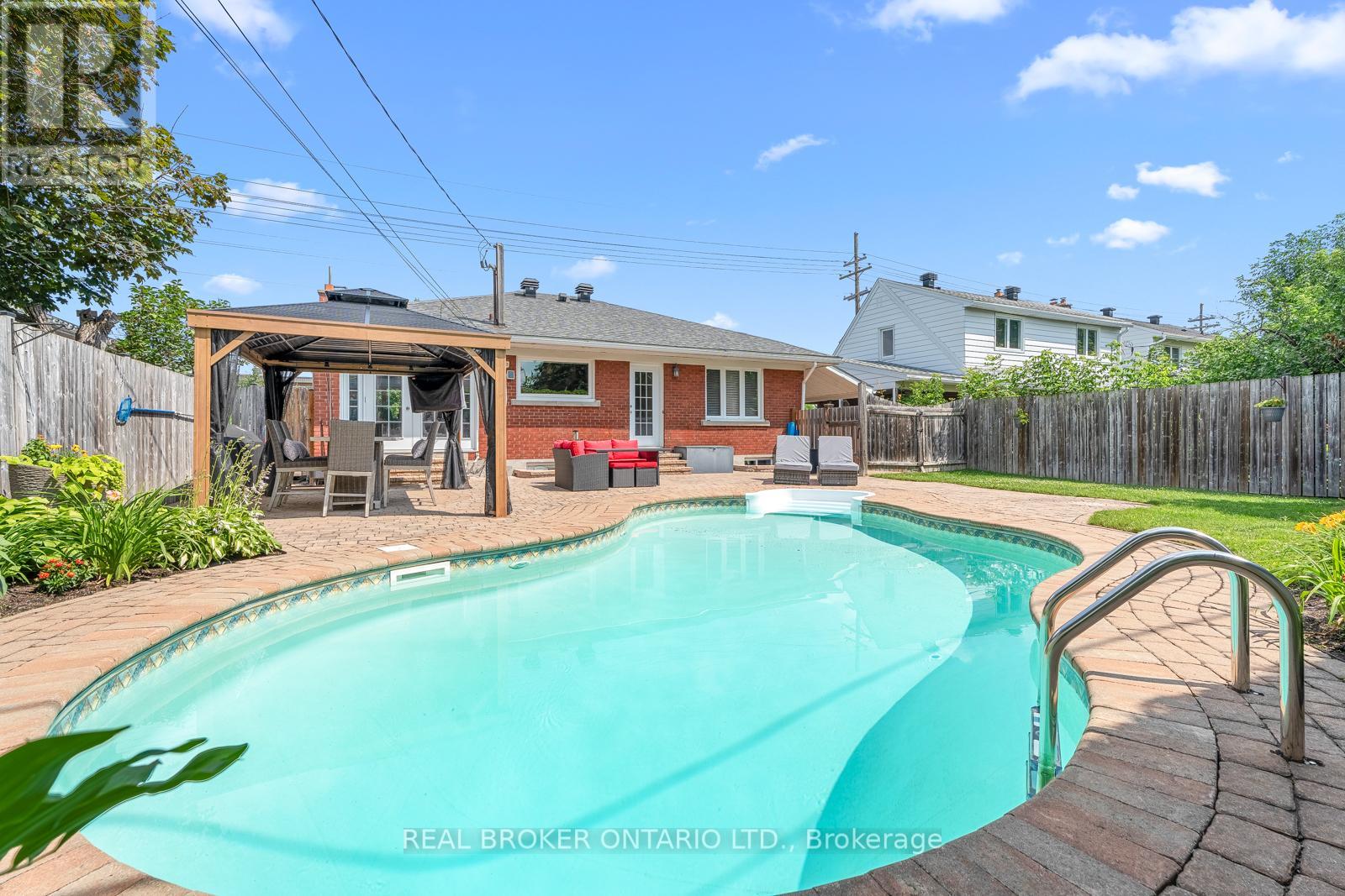 Photo 6 of 752 Smyth Road, Ottawa ON