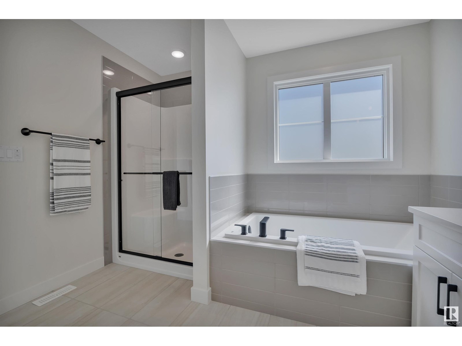 Photo 1 of 8905 223 A St Nw, Edmonton AB