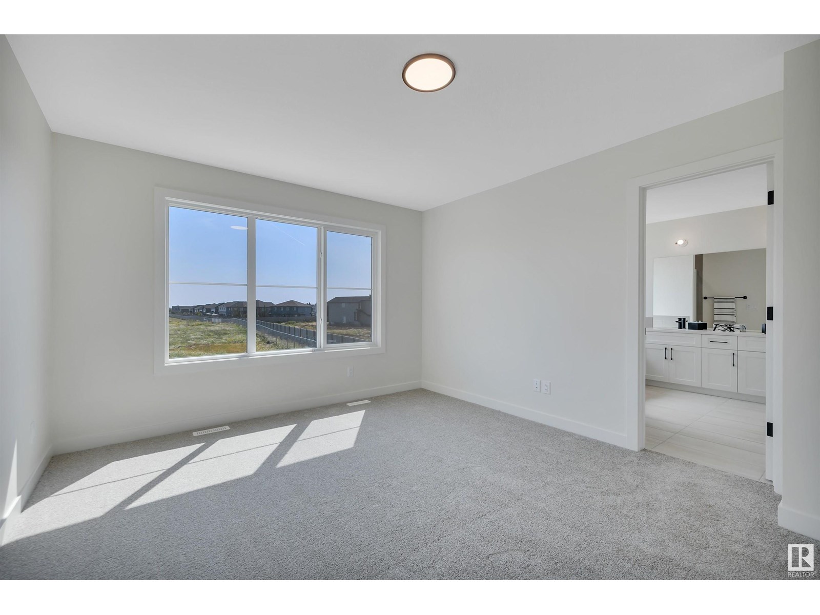 Photo 10 of 8905 223 A St Nw, Edmonton AB