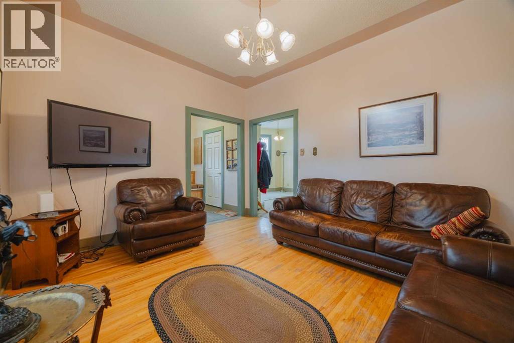 Photo 4 of 15 Elma Street W, Okotoks AB