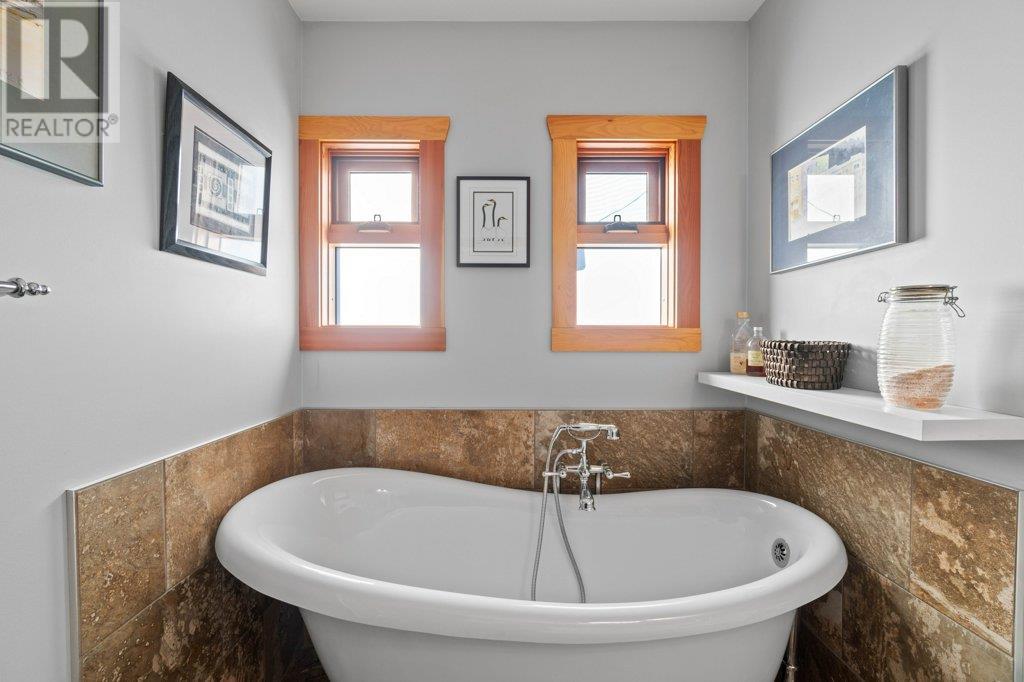 Photo 9 of 1321 10 Avenue Ne, Salmon Arm BC
