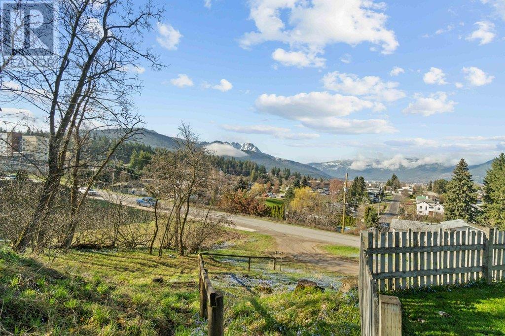 Photo 2 of 1321 10 Avenue Ne, Salmon Arm BC