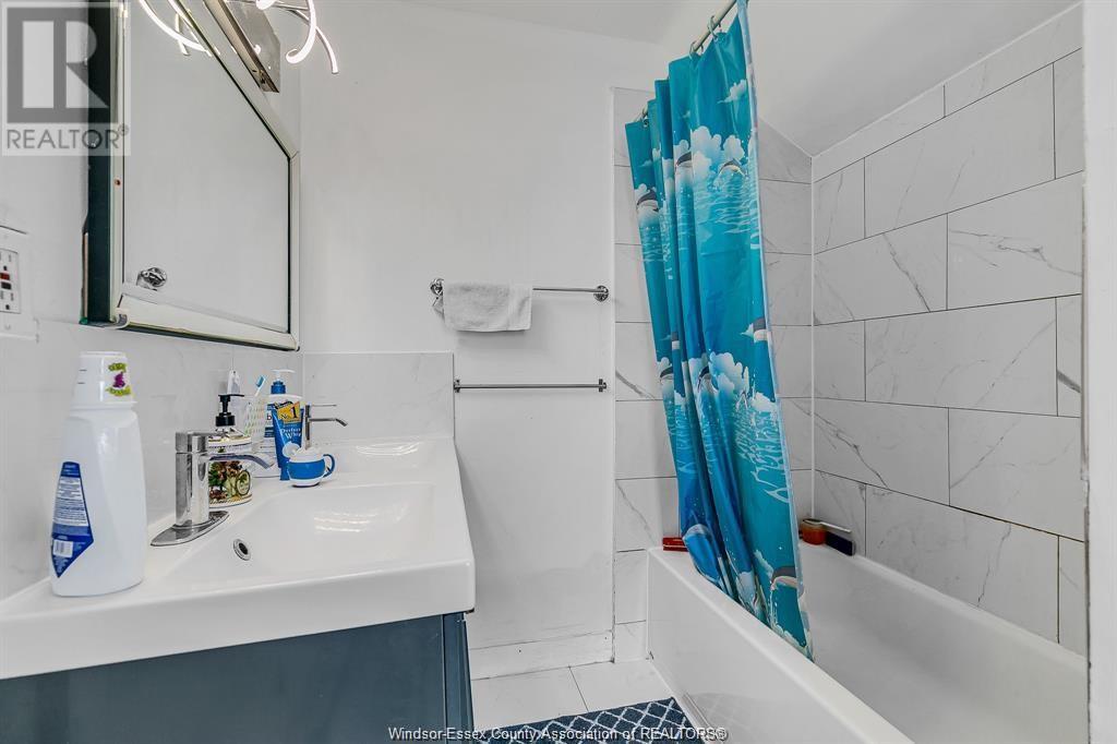 Photo 10 of 1024 Windsor Avenue, Windsor ON