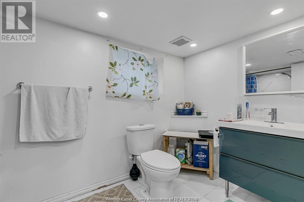 Photo 14 of 1024 Windsor Avenue, Windsor ON