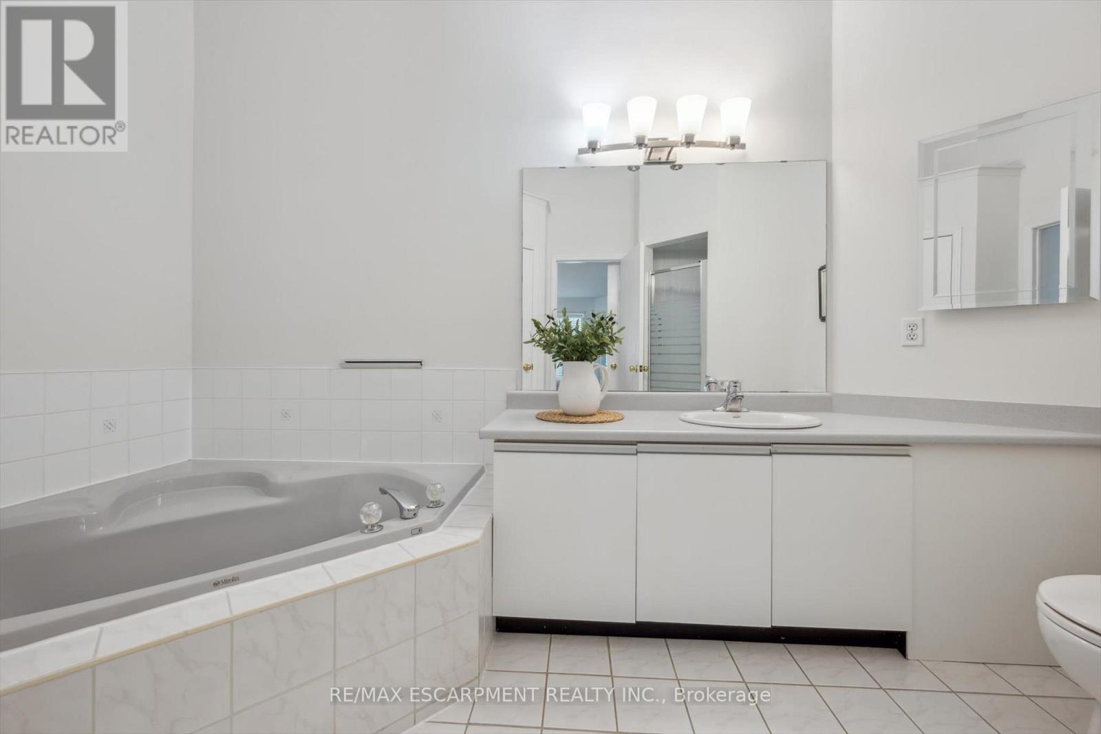Photo 17 of 58 1240 Westview Terrace, Oakville ON