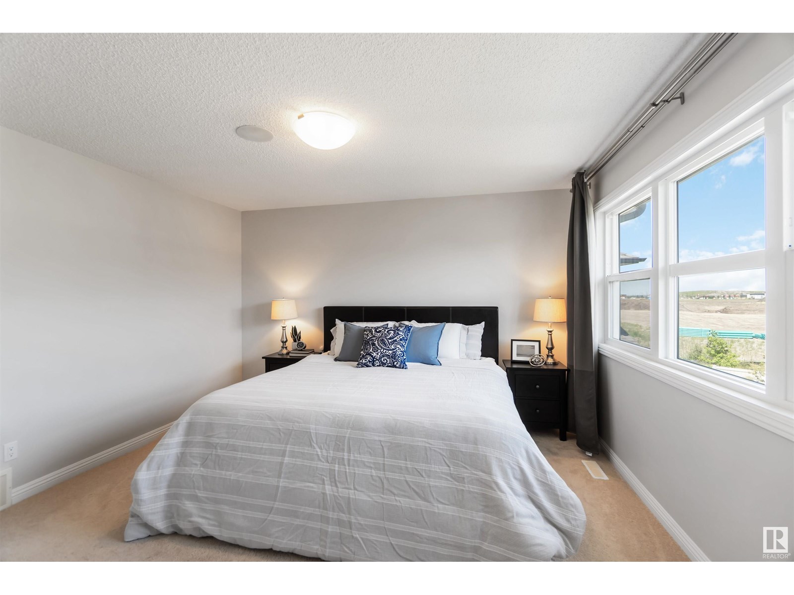 Photo 5 of 5321 Schonsee Dr Nw Nw, Edmonton AB
